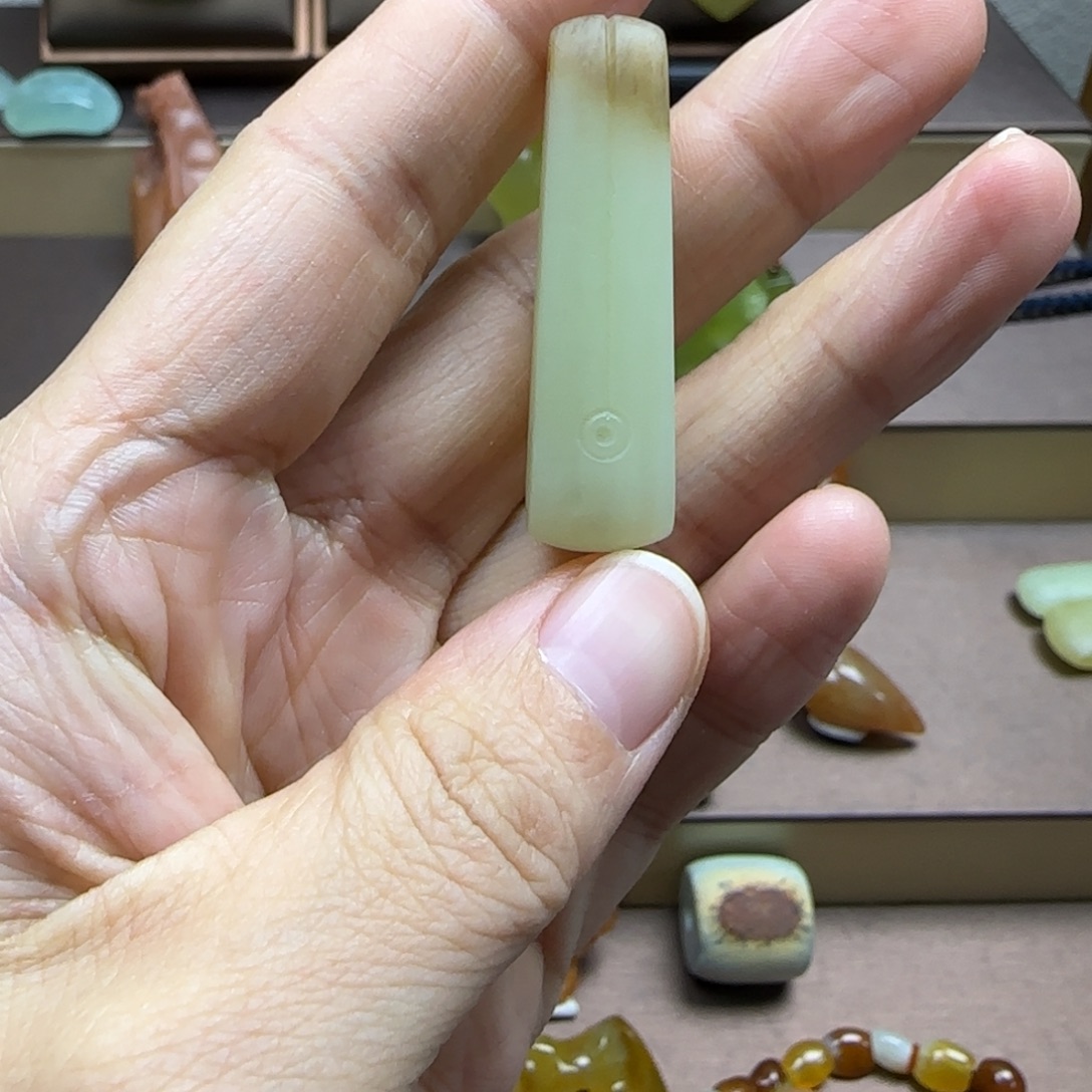 透闪石-蛇纹石玉未镶嵌颈饰