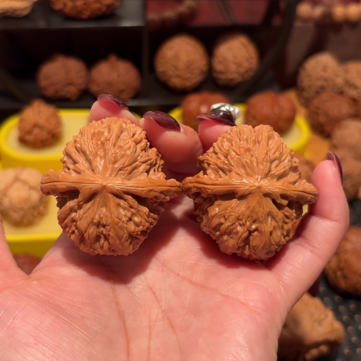 文玩核桃吊坠白狮子43