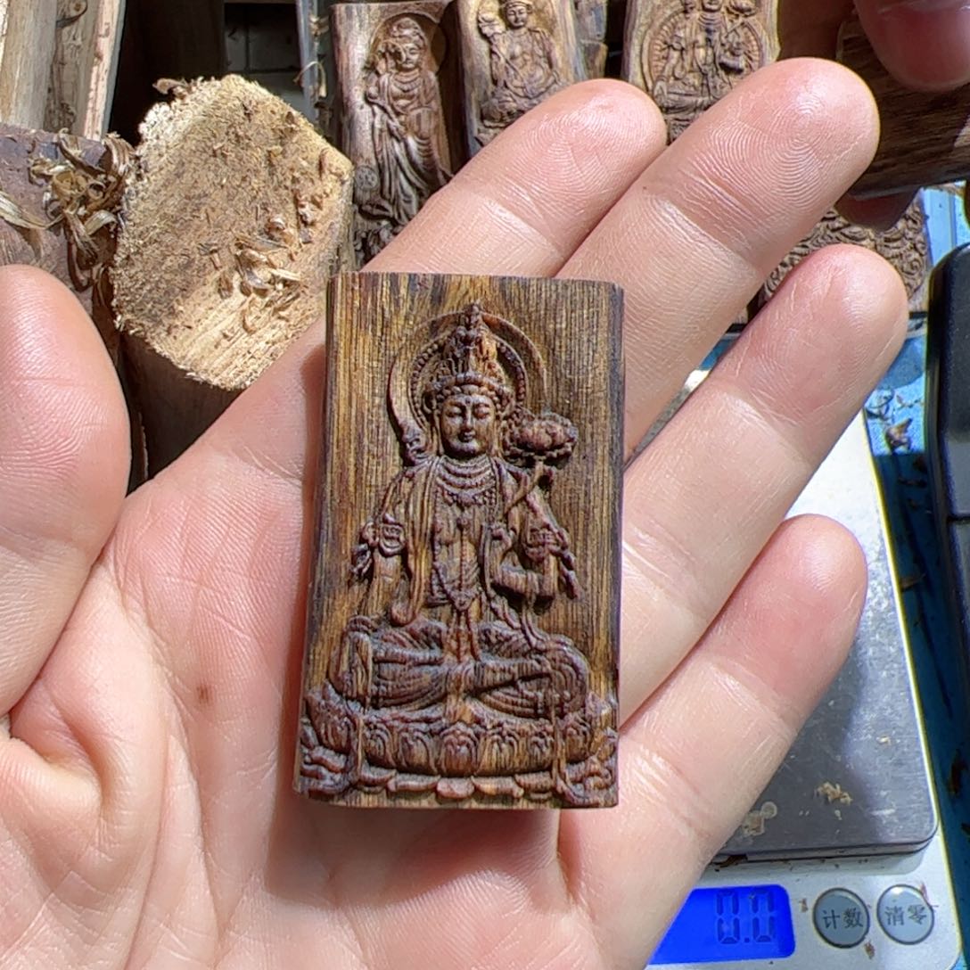 沉香吊坠乌身大势至7.9克