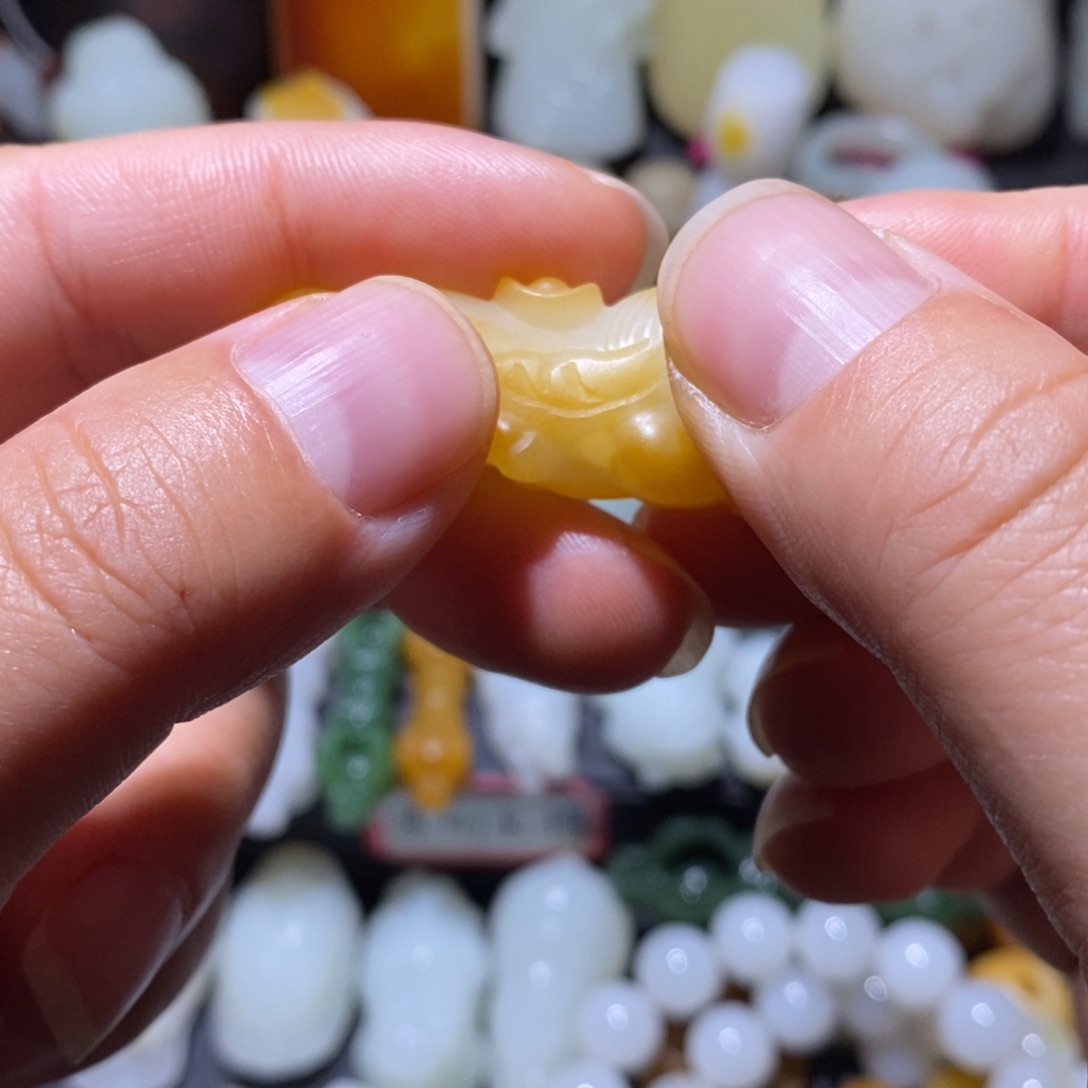 你***样和田玉未镶嵌颈饰
