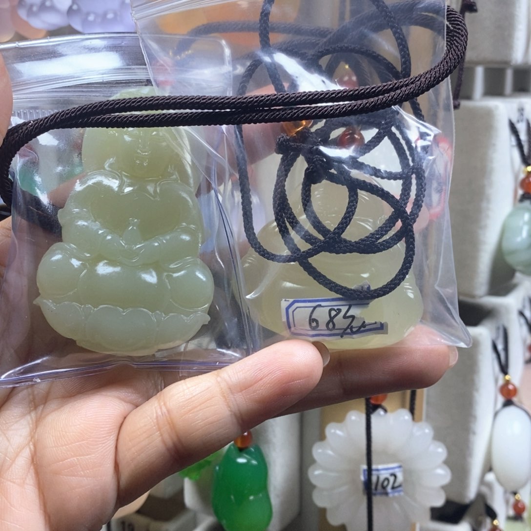 颈饰未镶嵌石英质玉（金丝玉）琦*宝