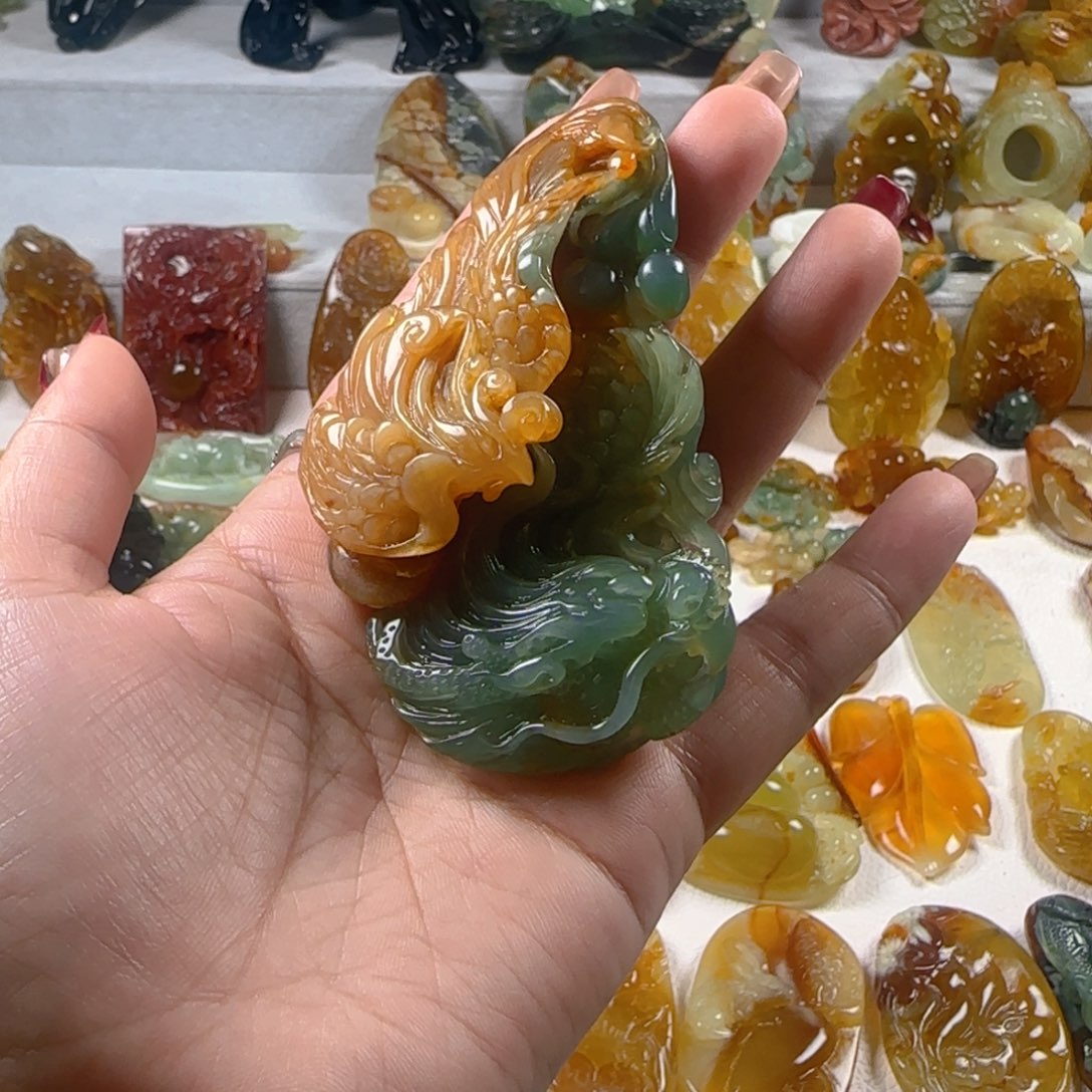 蛇纹石玉颈饰未镶嵌心***灯