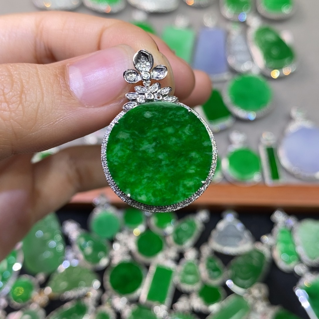 翡翠吊坠(不含链)18K金镶嵌