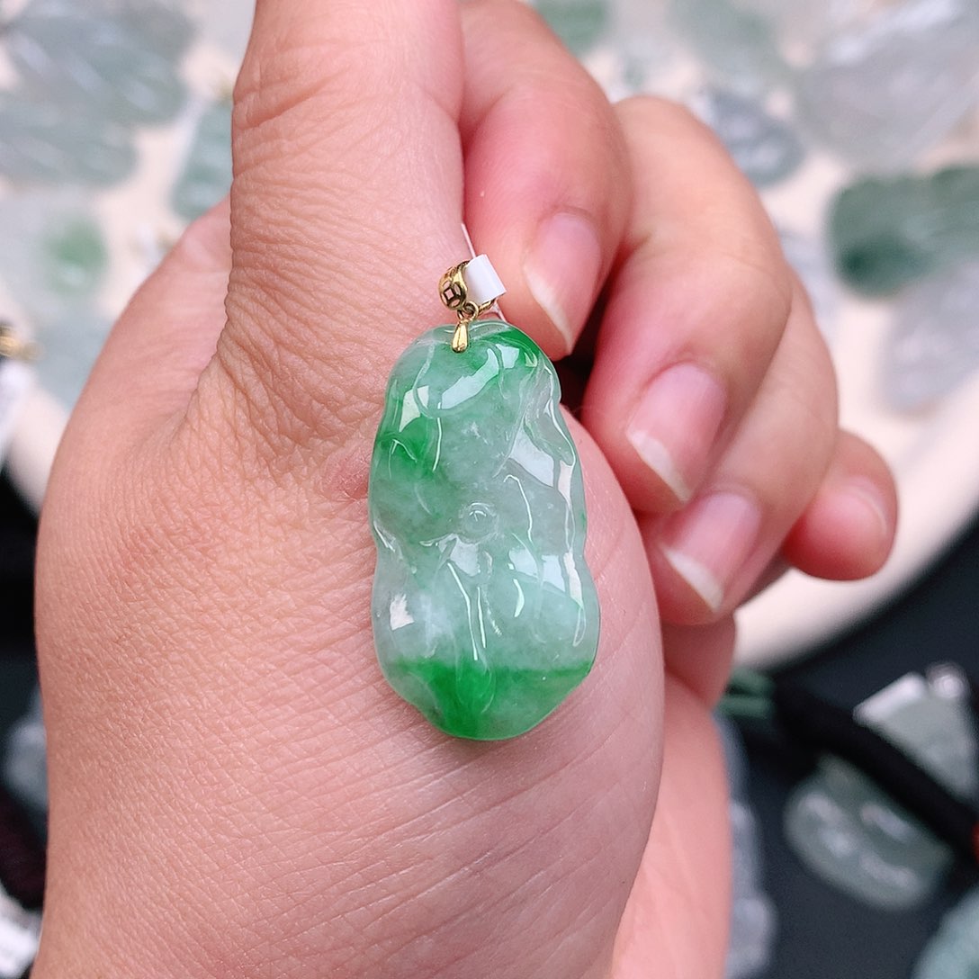 翡翠颈饰18K金镶嵌飘绿荷叶