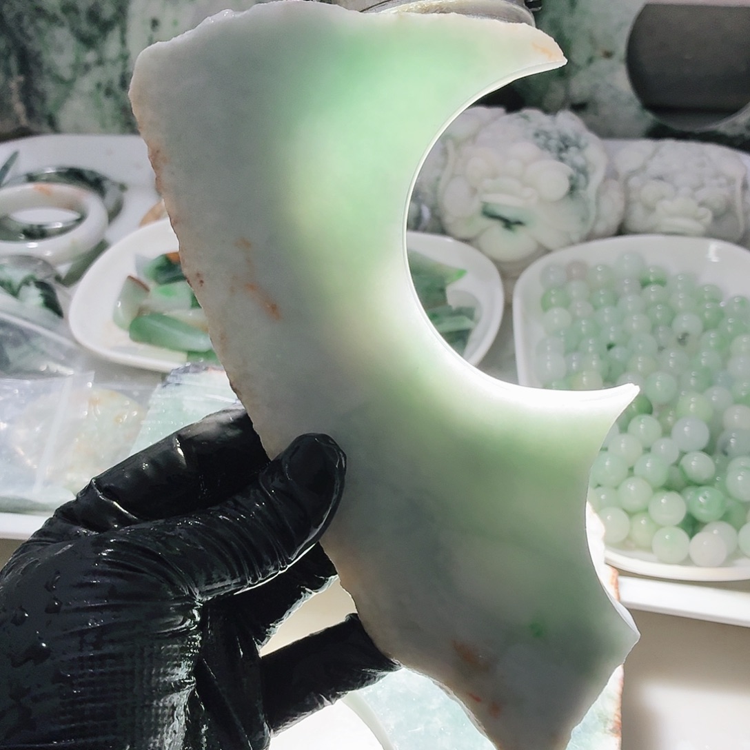 翡翠未镶嵌颈饰边角料