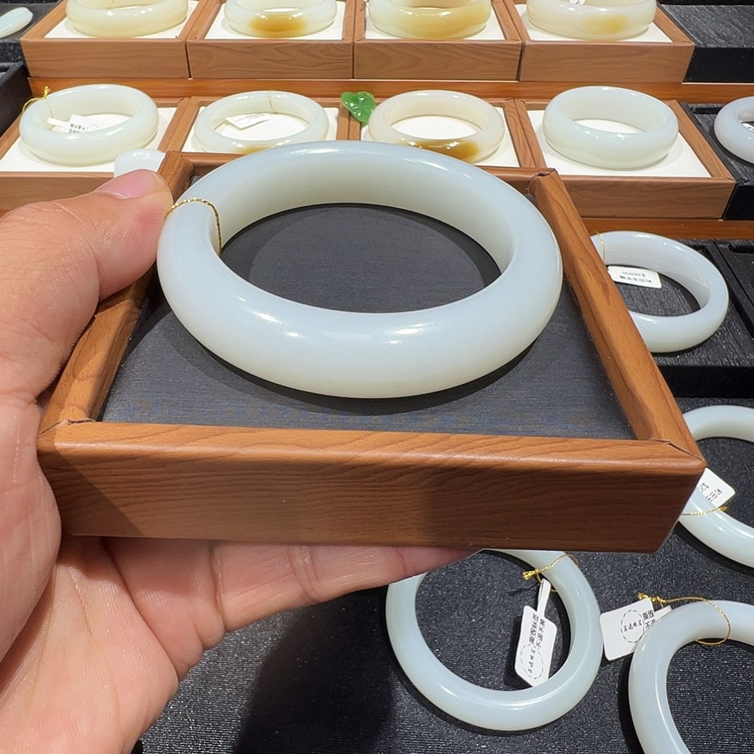 大***橘和田玉未镶嵌手镯