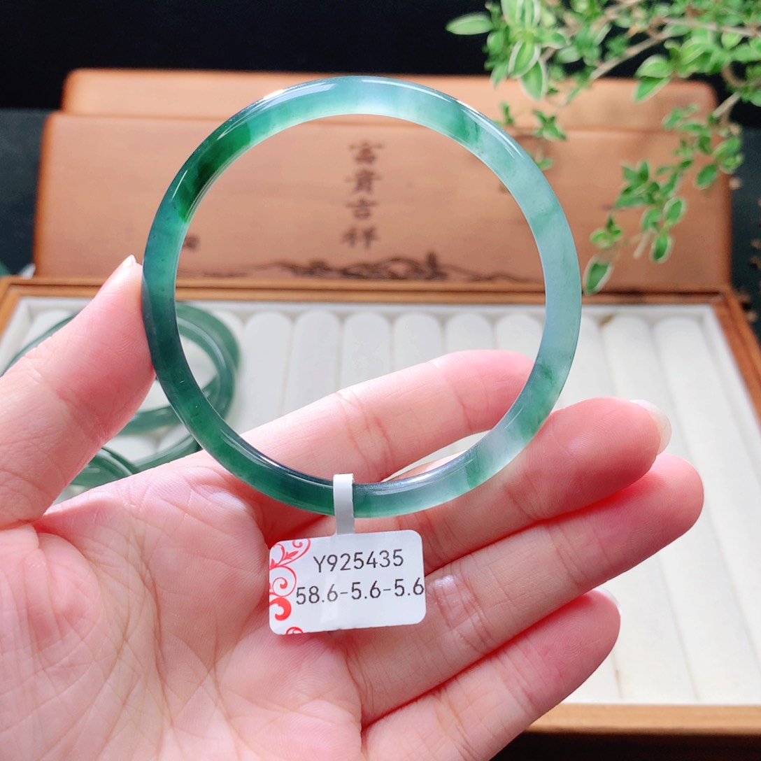 未镶嵌手镯（圆镯）翡翠