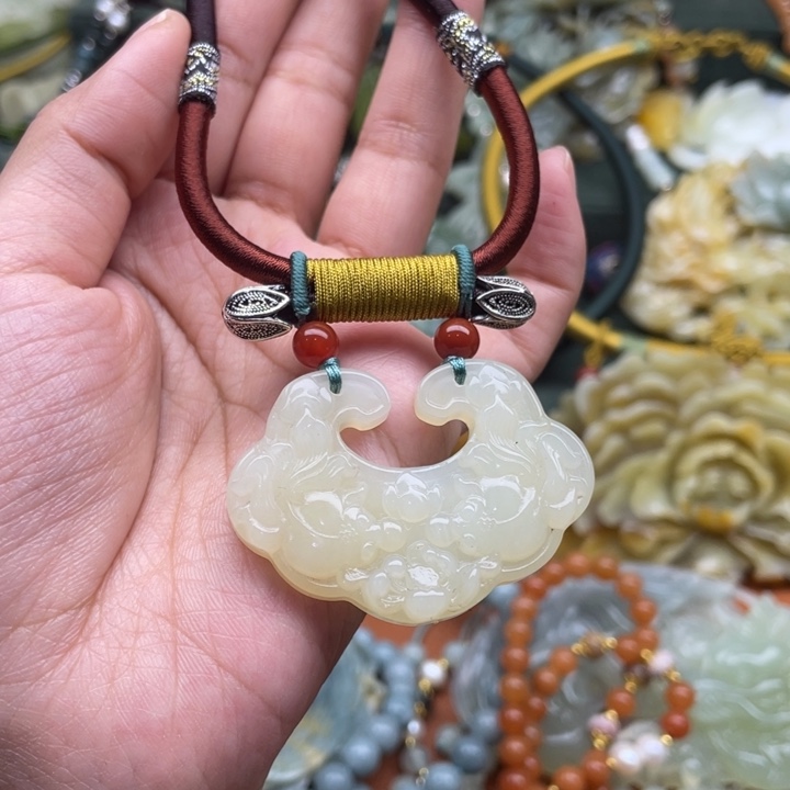 蛇纹石玉吊坠合金