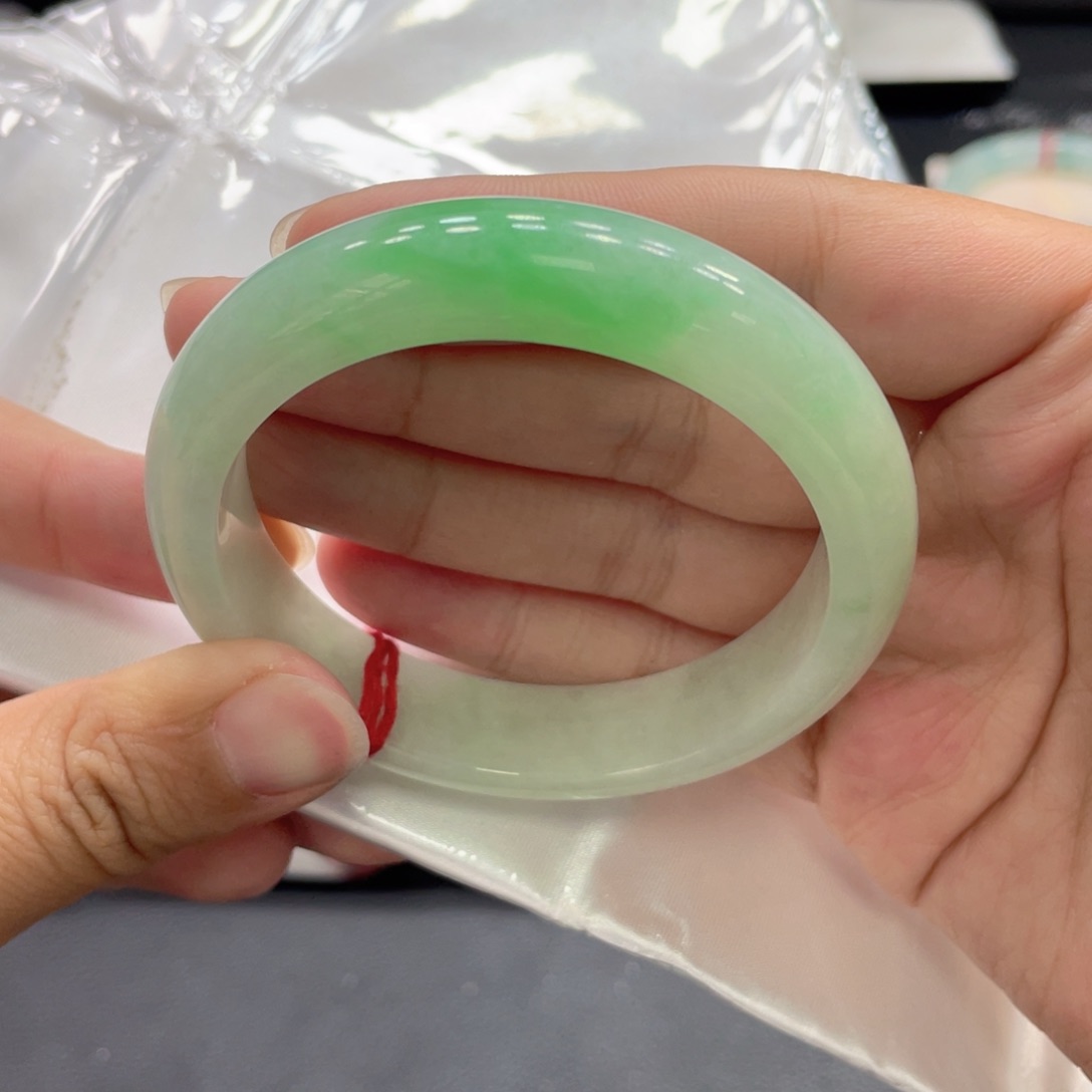 翡翠手镯未镶嵌翡翠