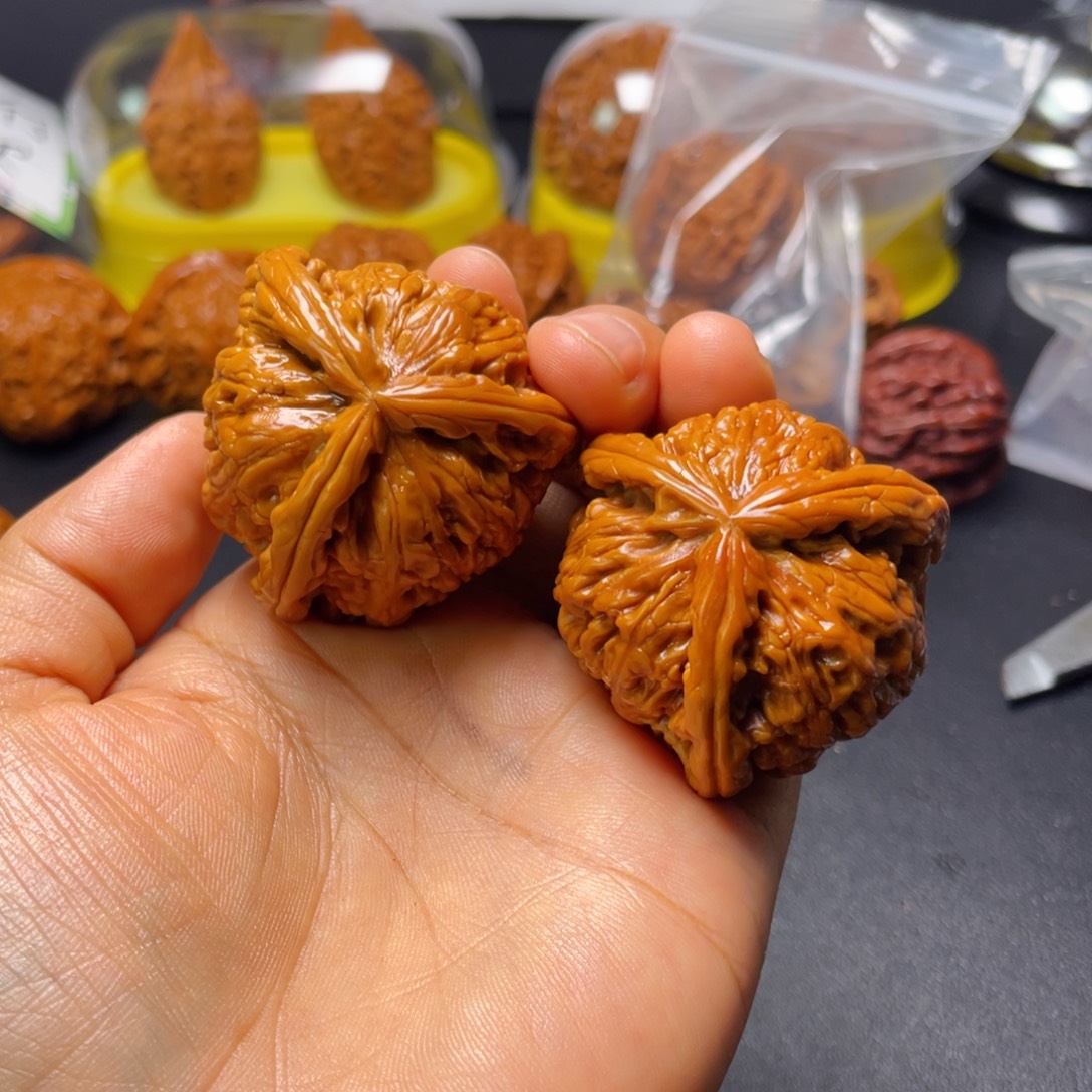 ****吊坠桃核白狮子三棱