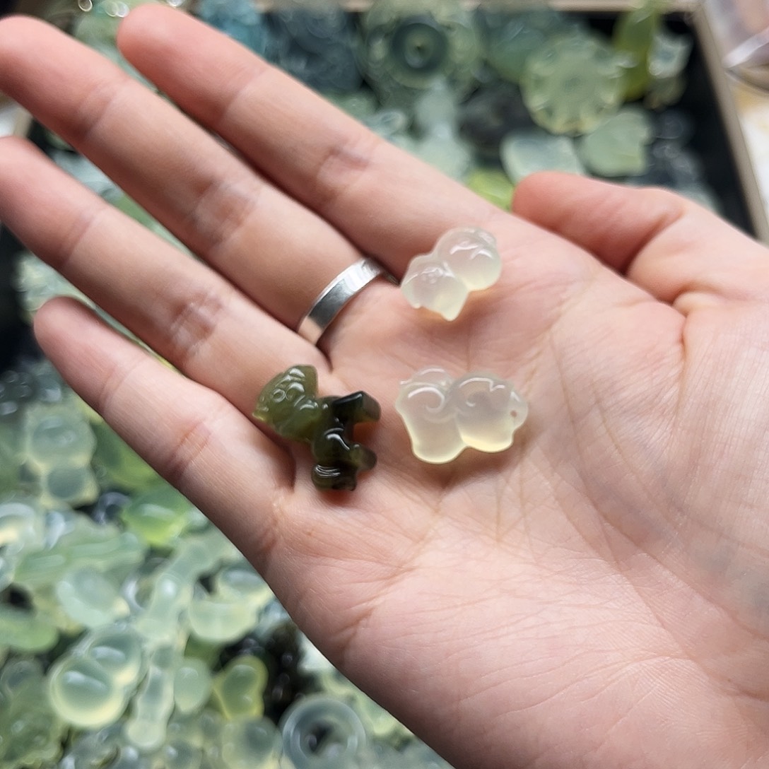 蛇纹石玉未镶嵌颈饰