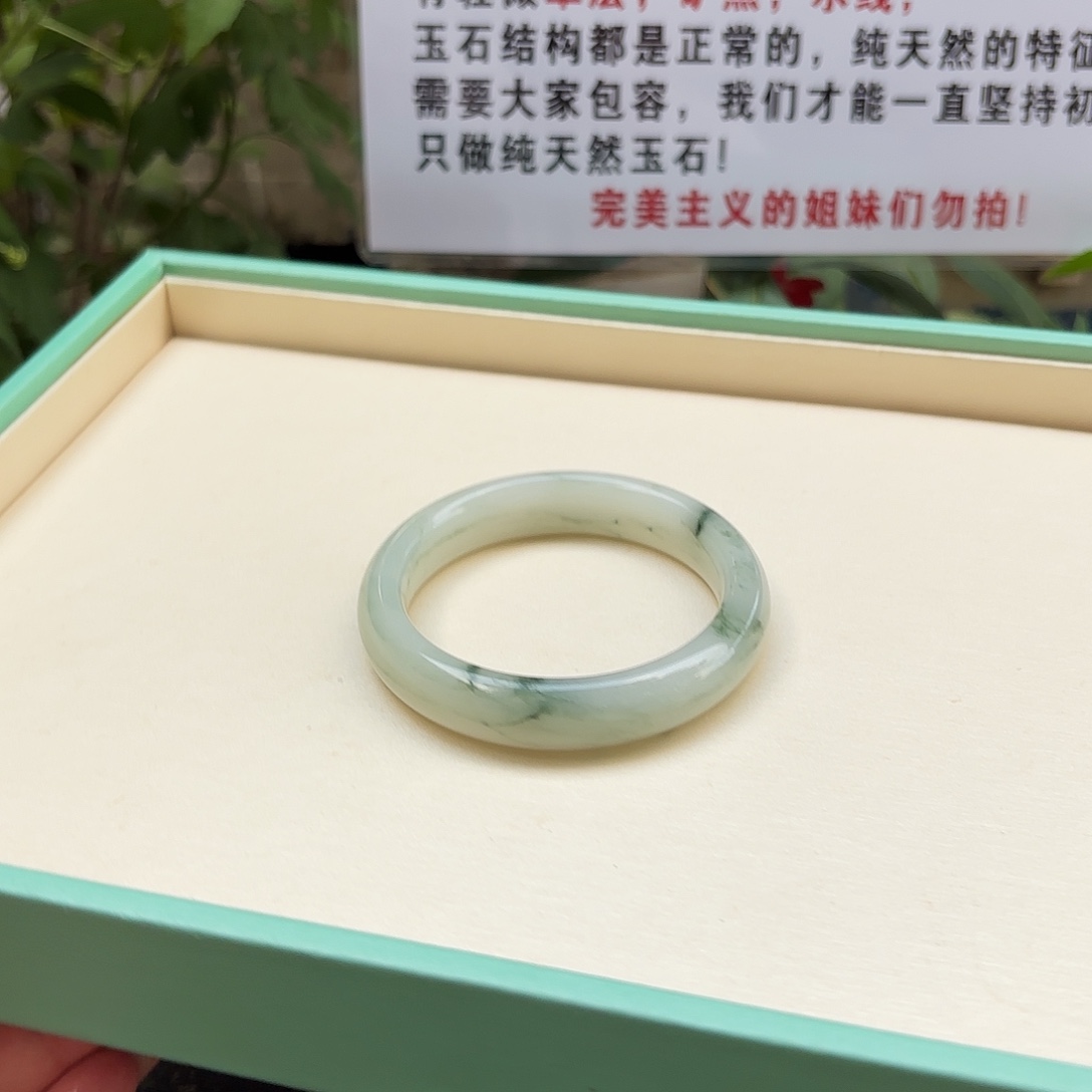 怡***、石英质玉手镯未镶嵌