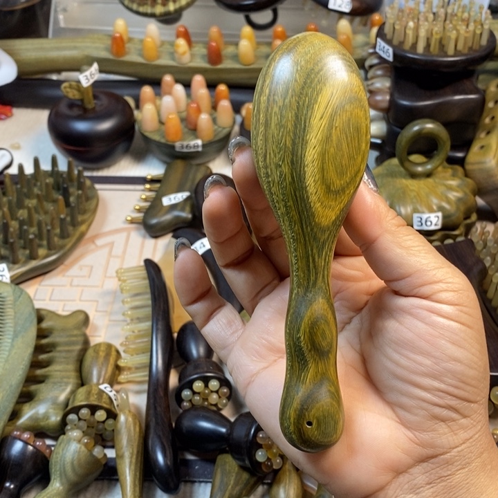 绿檀羊角掌中宝按摩梳