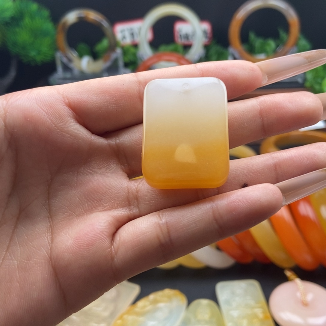 石英质玉（黄龙玉）未镶嵌颈饰