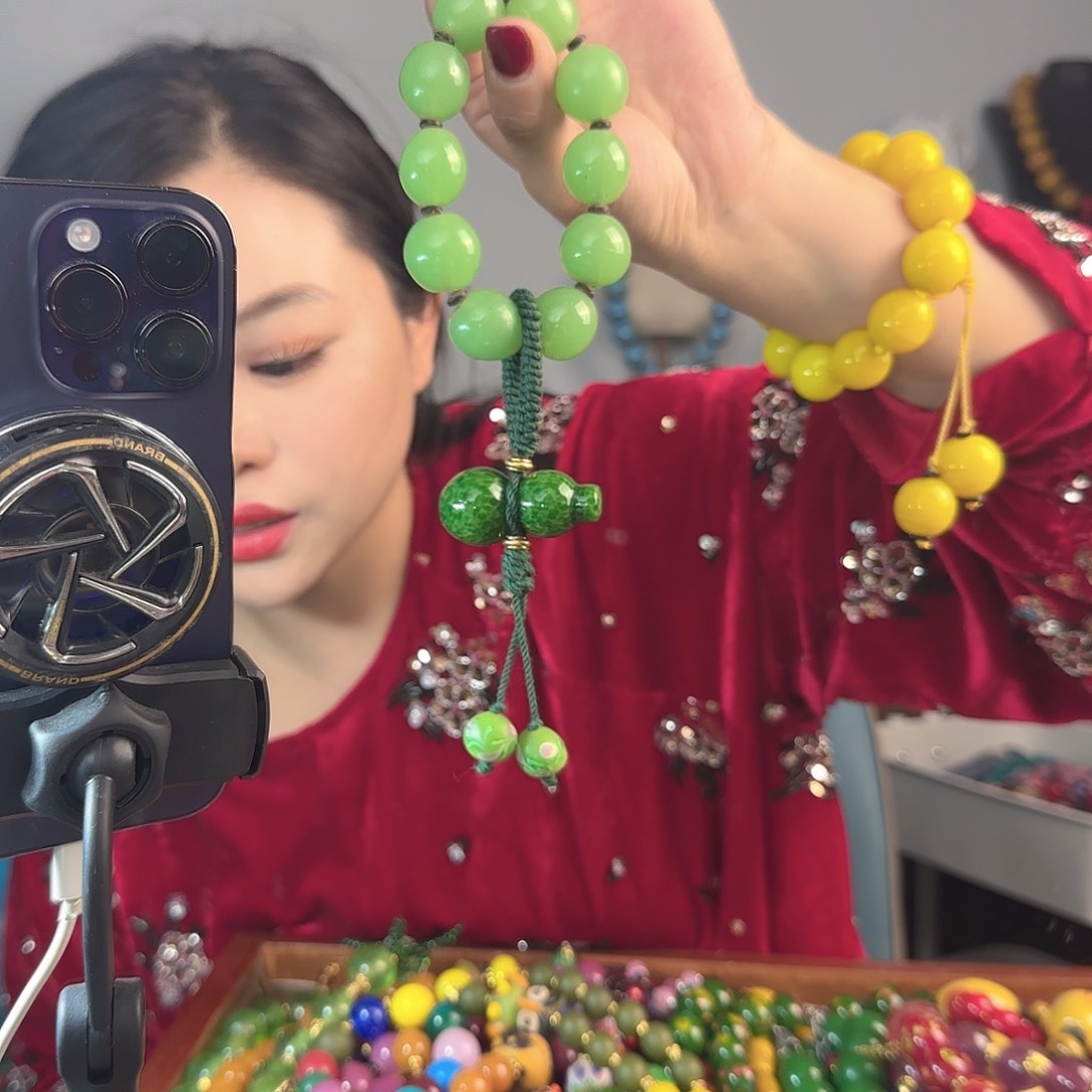 玻璃颈饰老琉璃的故事是一个人的故事