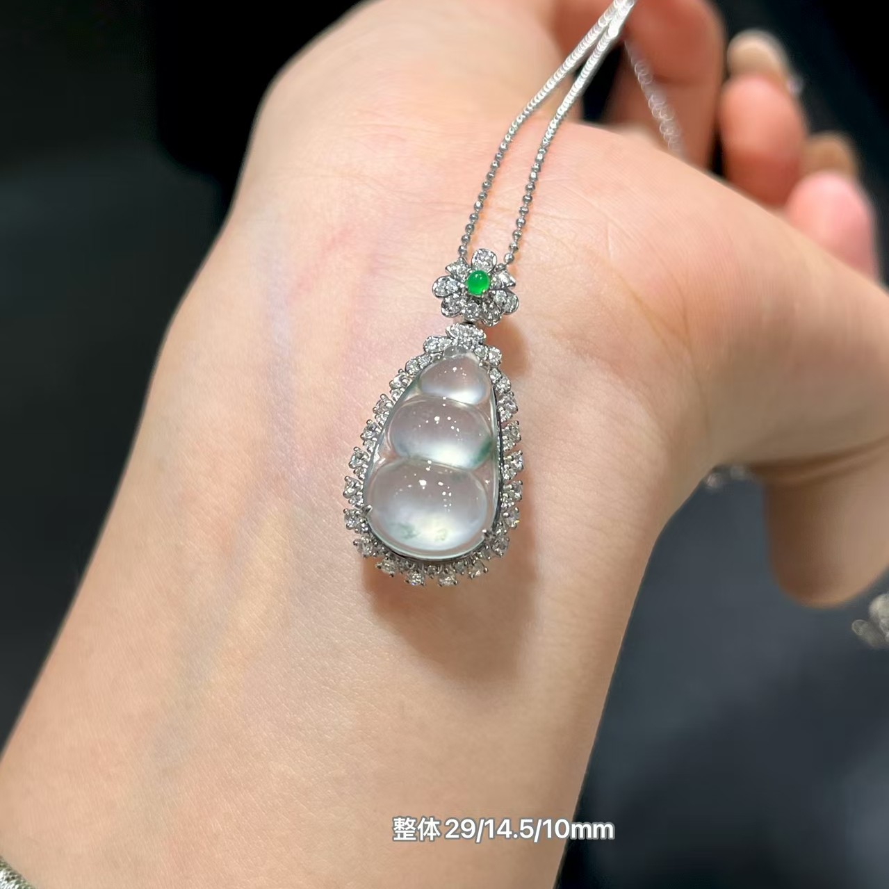 18K豪镶翡翠高冰白月光小福豆吊坠种老水足起荧光刚性足小仙女范
