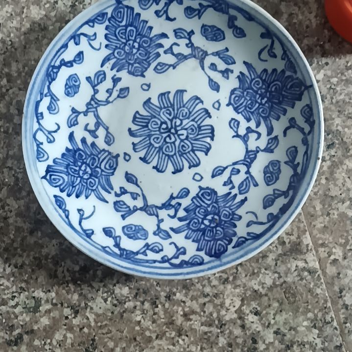 罐青花小盘子，有点小瑕疵。