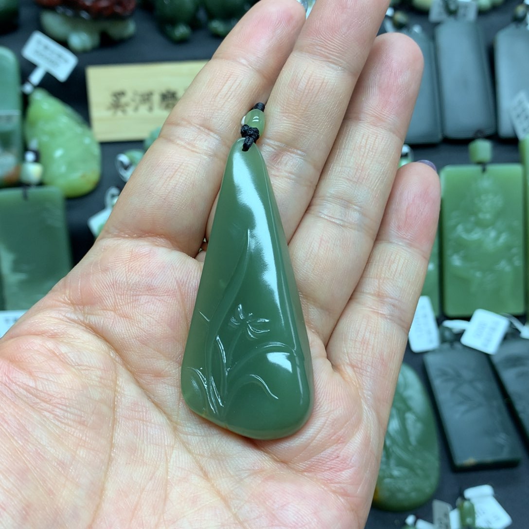 岫岩河磨玉（透闪石质玉）颈饰未镶嵌