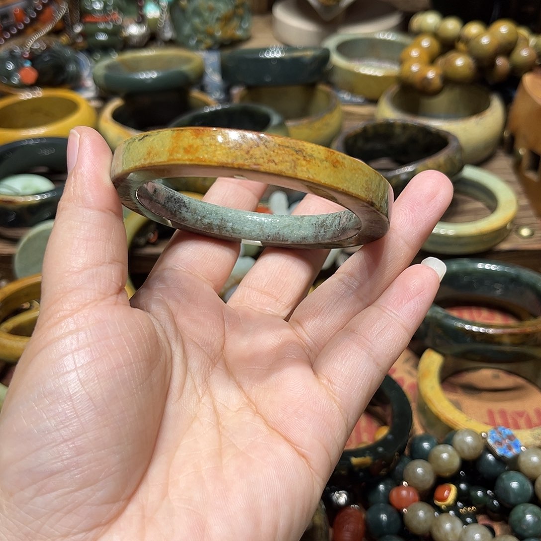 岫岩河磨玉（透闪石质玉）手链未镶嵌开**?