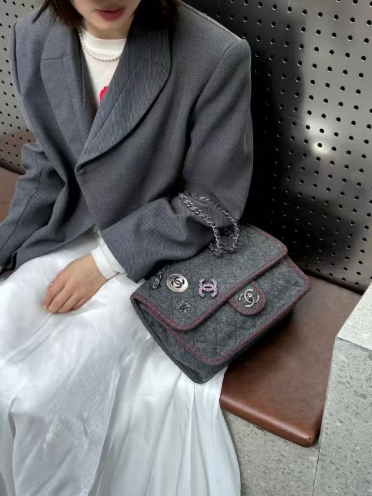 95新 Chanel/香奈儿 中号灰色毛呢徽章cf单肩包 底长28 21开
