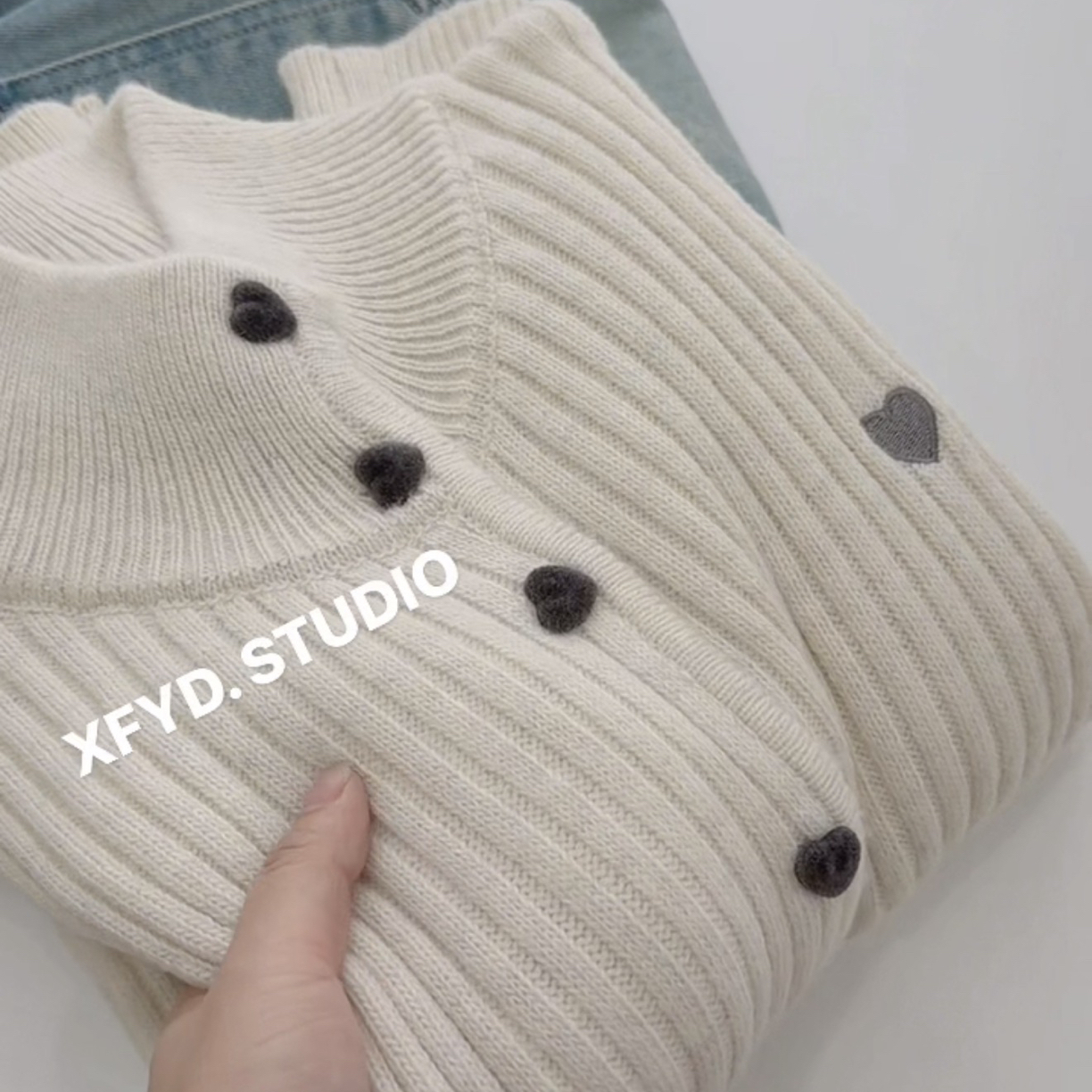 小朵家   ins穿搭# 爱心扣 韩系米白半领坑条爱心刺绣针织毛衣