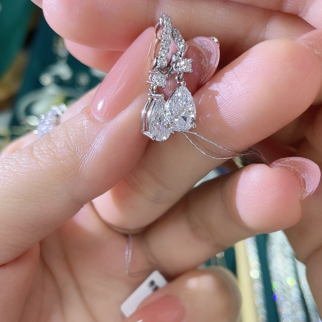 实验室培育钻石铂Pt950镶嵌水滴一克拉围镶钻石耳环