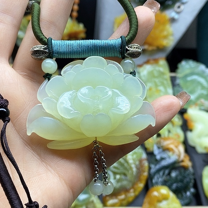 蛇纹石玉挂件未镶嵌