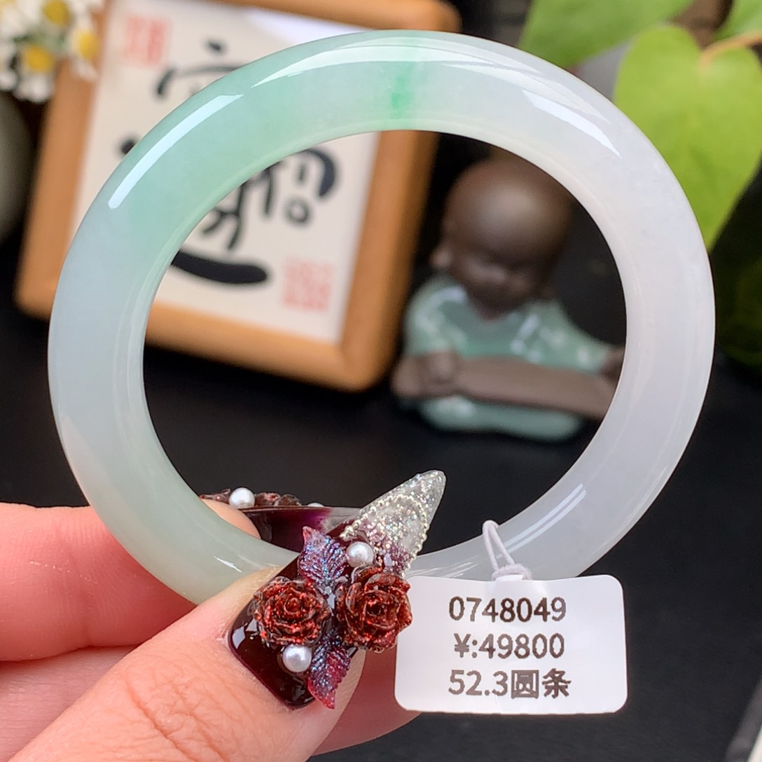 翡翠手镯未镶嵌糯冰飘绿圆条