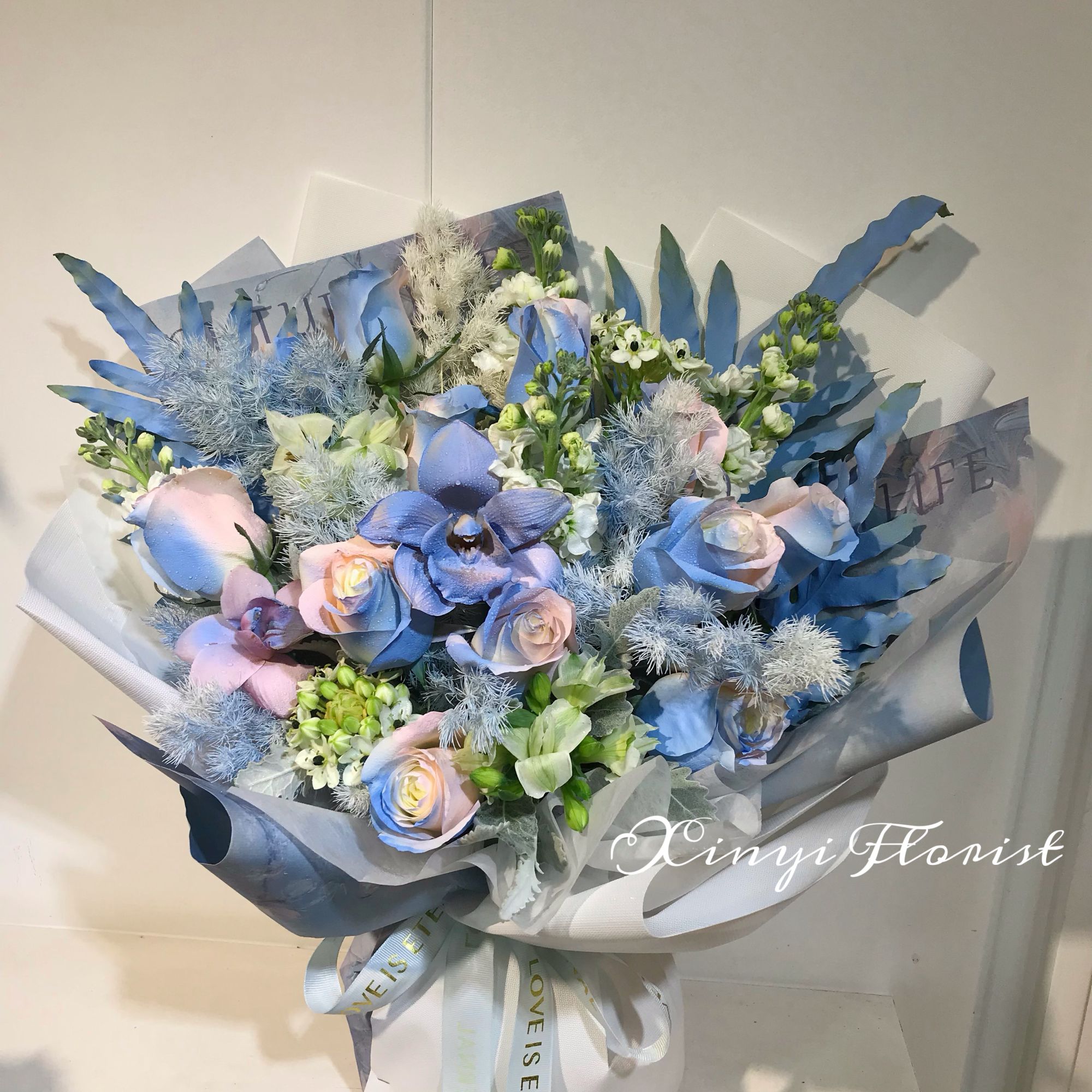 【送人佳品-蓝精灵】紫罗兰 天鹅绒 七彩玫瑰 蕙兰 水仙百合 芙蓉叶（鲜花束）