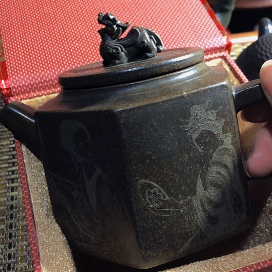 紫砂茶壶原矿泥料手工制作的紫砂壶。