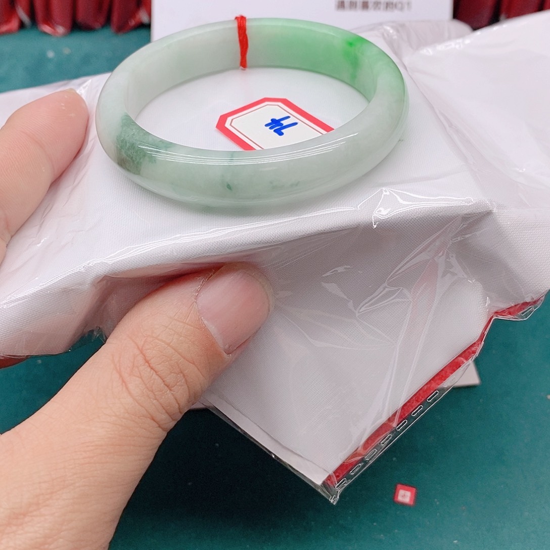 翡翠手镯未镶嵌白****?744444444