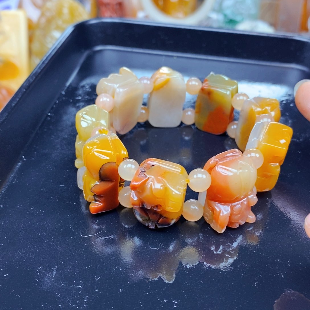 石英质玉（黄龙玉）未镶嵌颈饰