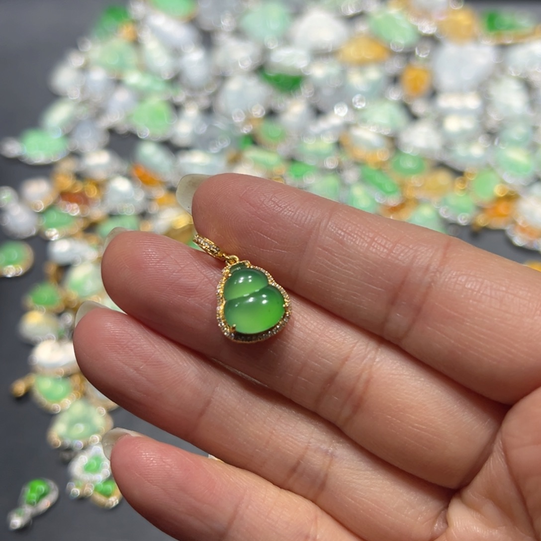 翡翠颈饰18K金镶嵌宝***吨吊坠