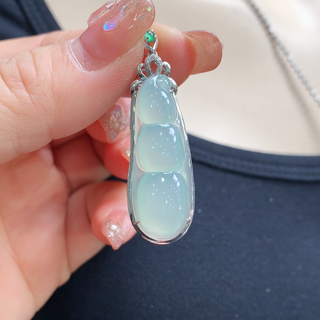 翡翠颈饰18K金镶嵌福豆