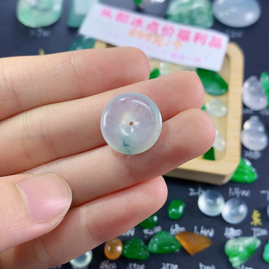 翡翠颈饰未镶嵌平安扣