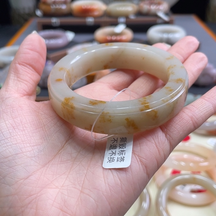 未镶嵌手镯石英质玉t****2
