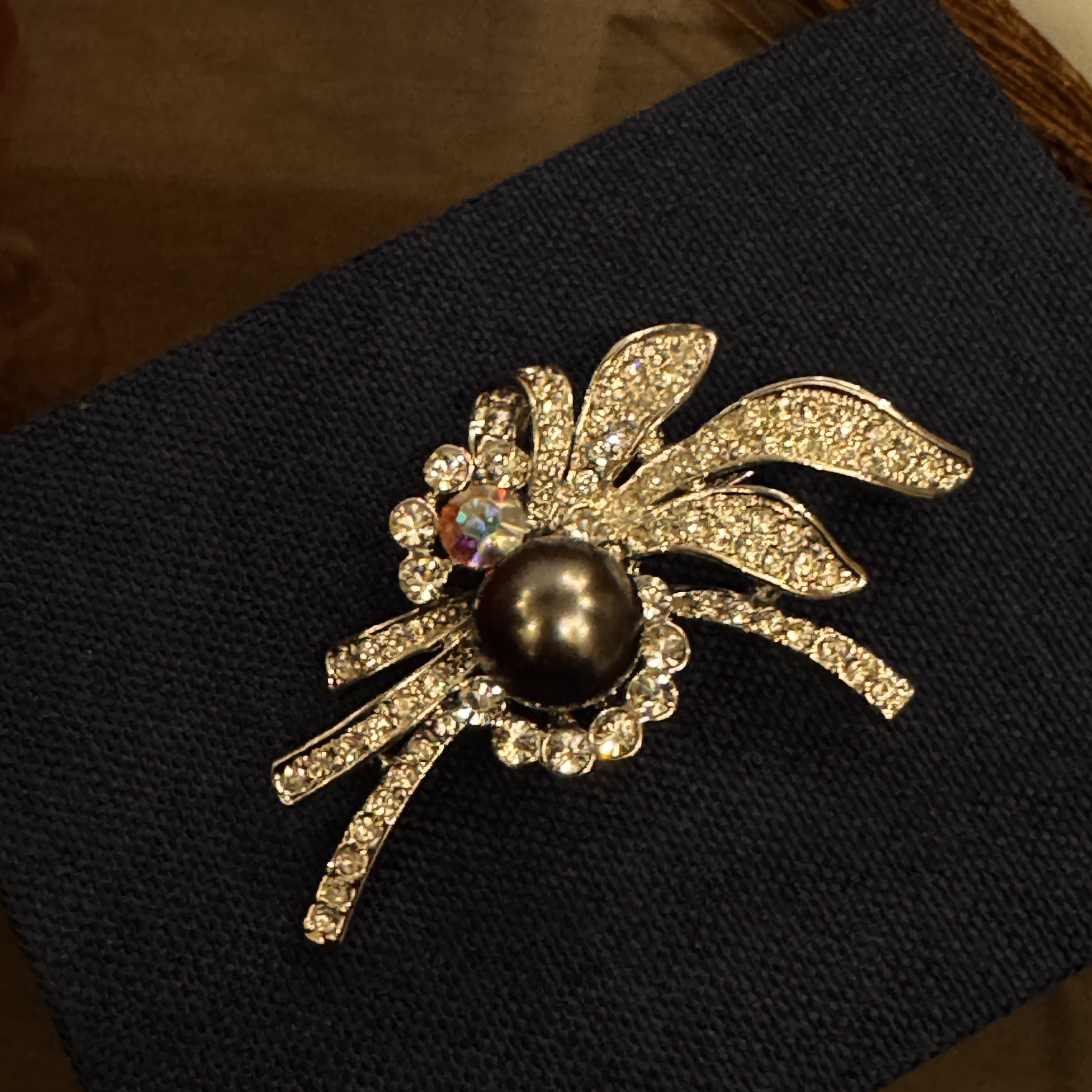 非金属仿水晶胸针 进口胸针