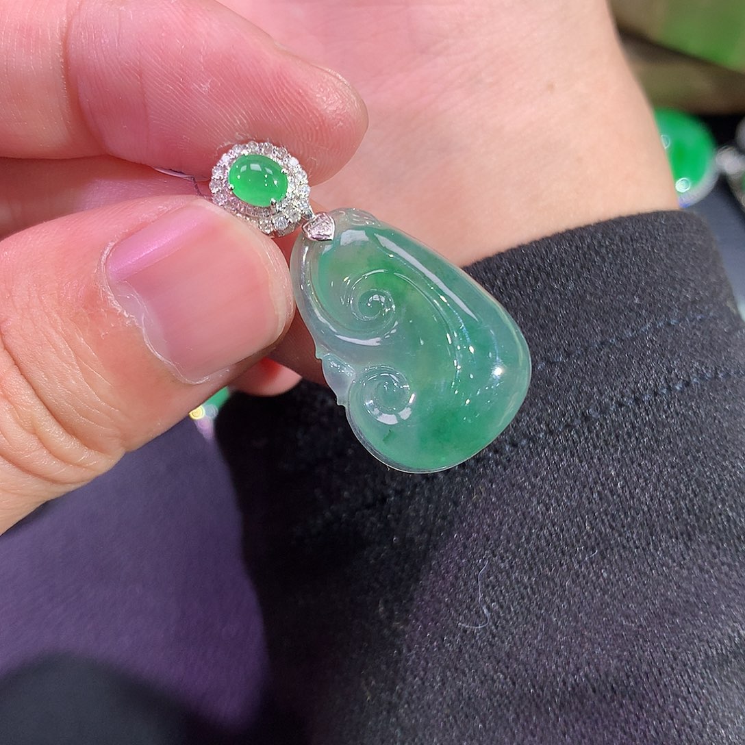 翡翠吊坠(赠链)18K金镶嵌