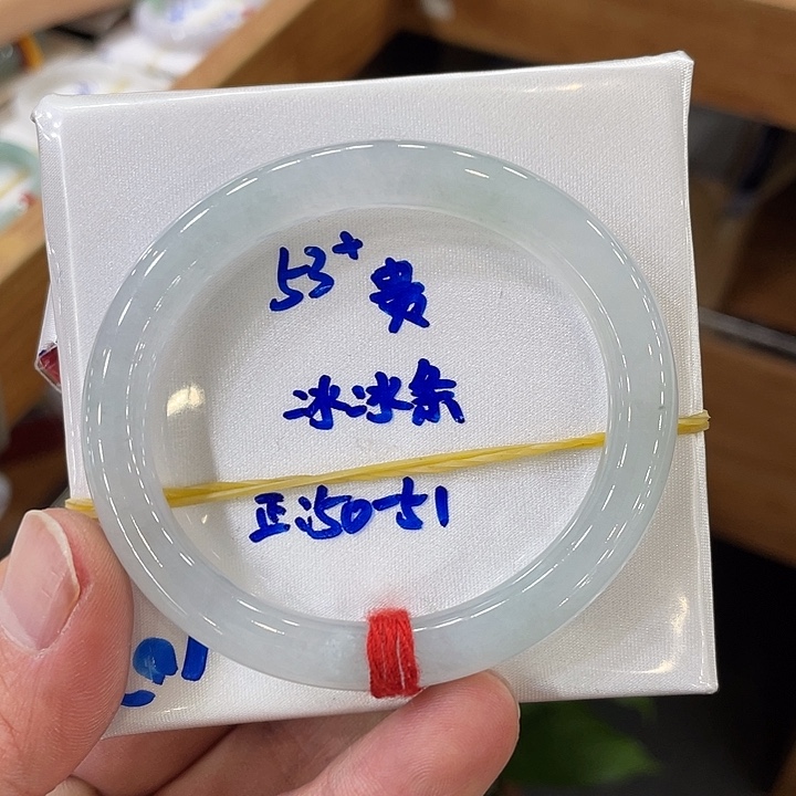 翡翠手镯未镶嵌翡翠