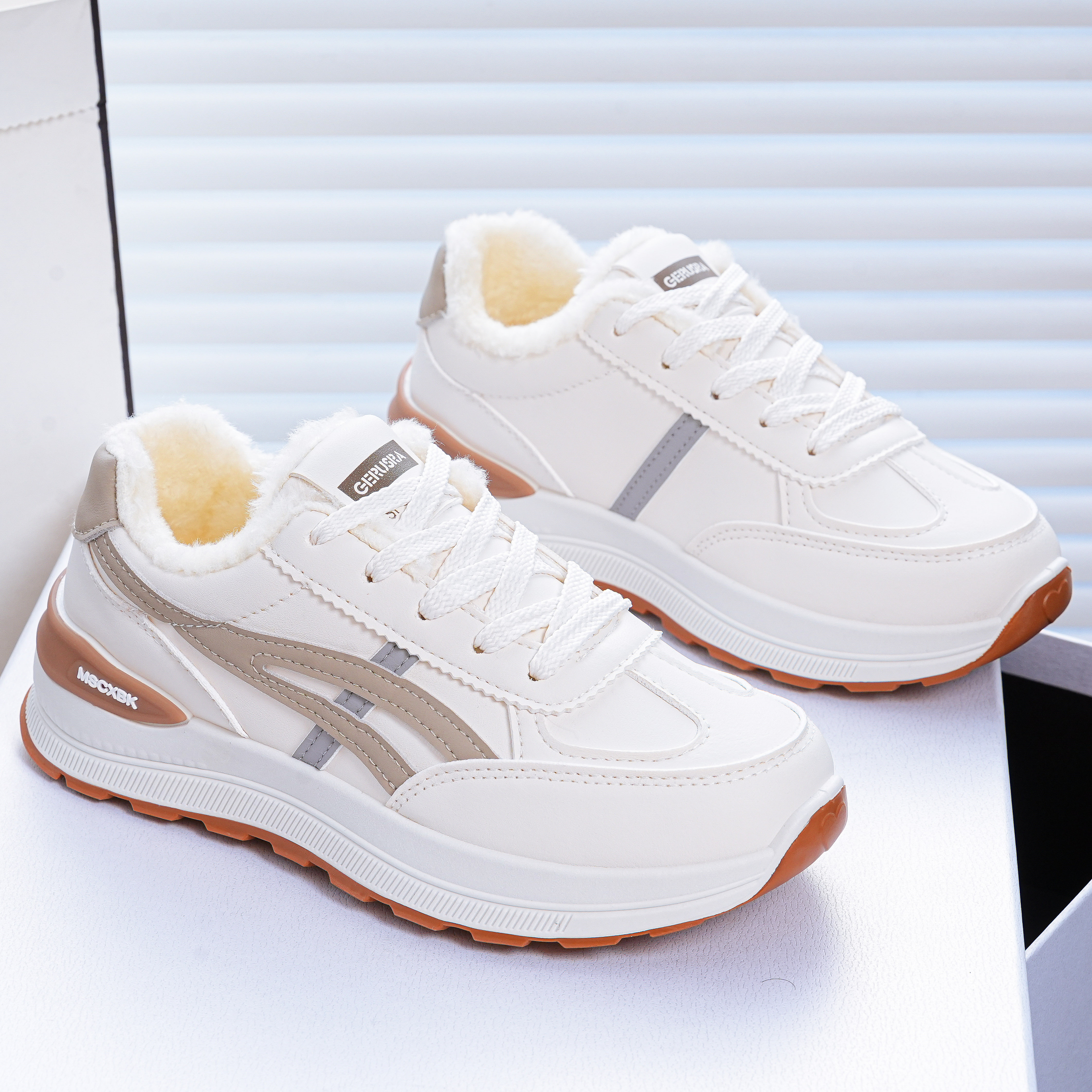 【正品】啄木鸟冬季新款百搭厚底休闲运动鞋小众设计感加绒棉鞋女