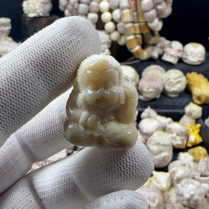 非金属配饰鹿角雕刻小猴