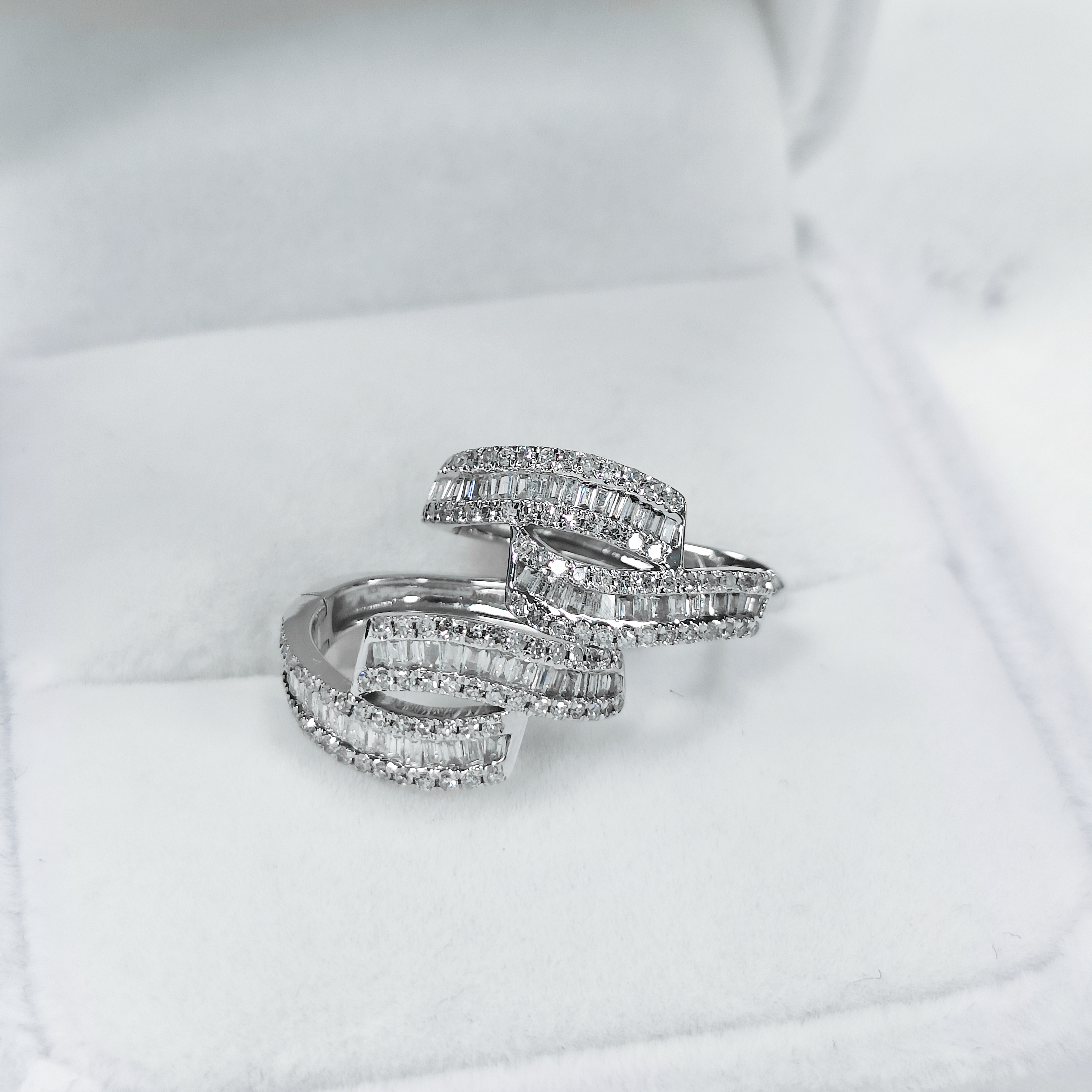 18k金钻石耳环 T方钻圈圈气质百搭简约精致镶嵌大耳扣 经典大耳包