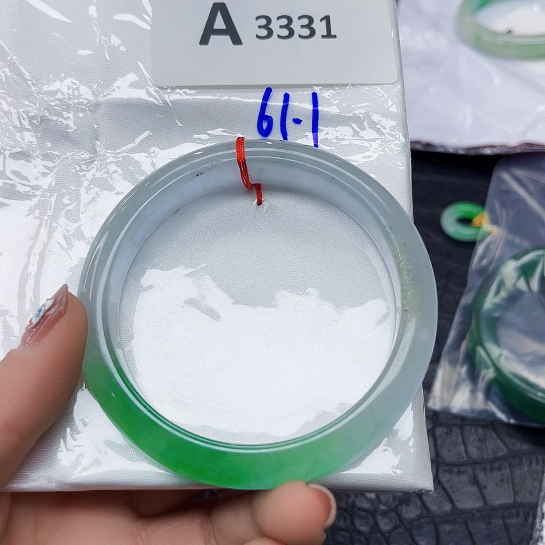 翡翠手镯未镶嵌默认瑕疵