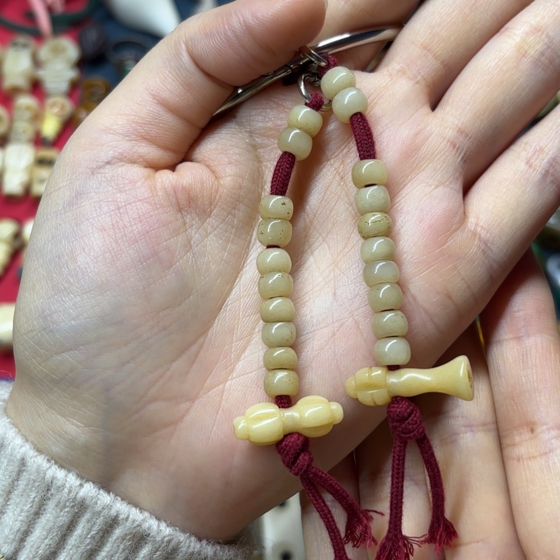 配饰和化妆师工作中经常被