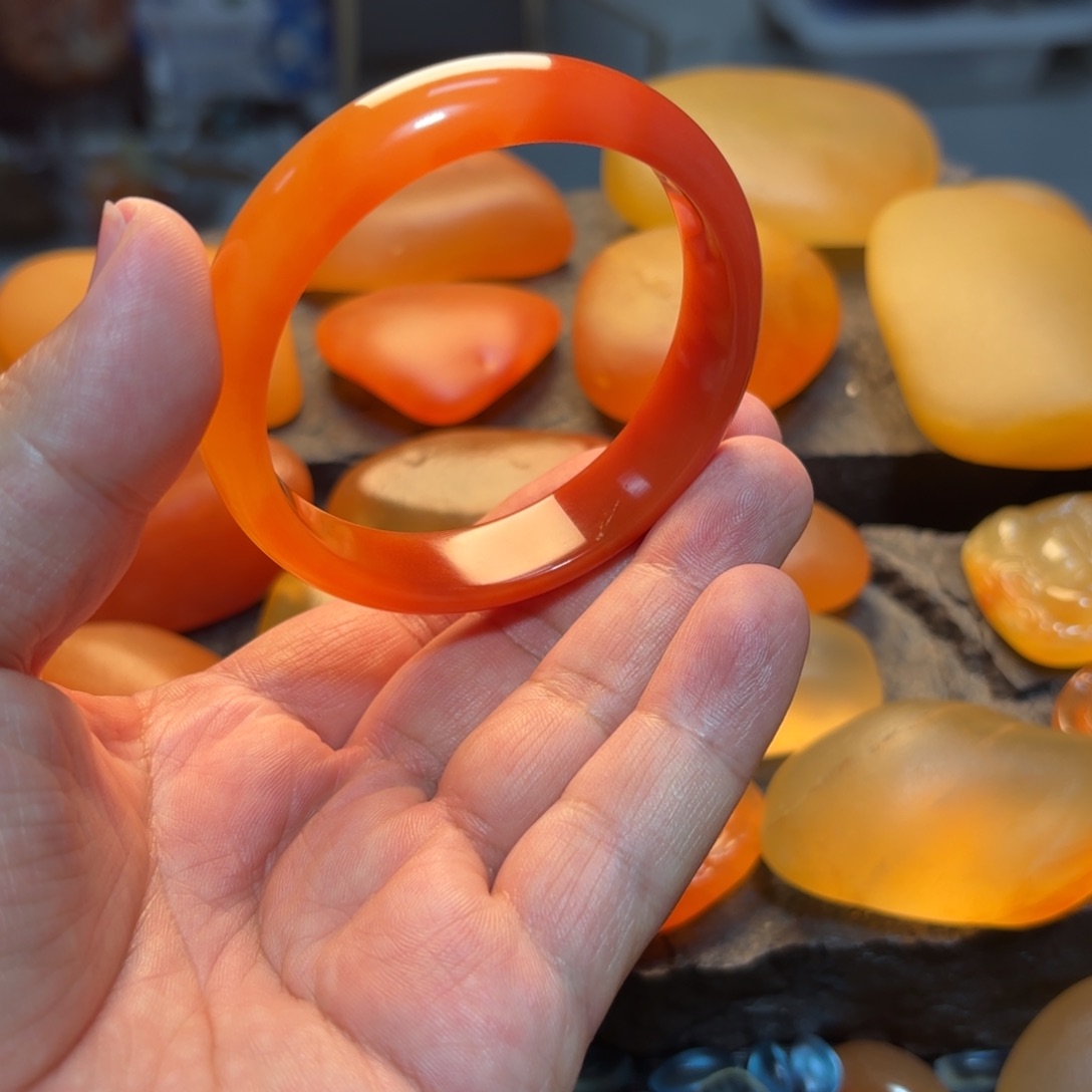 转***。石英岩玉未镶嵌手镯