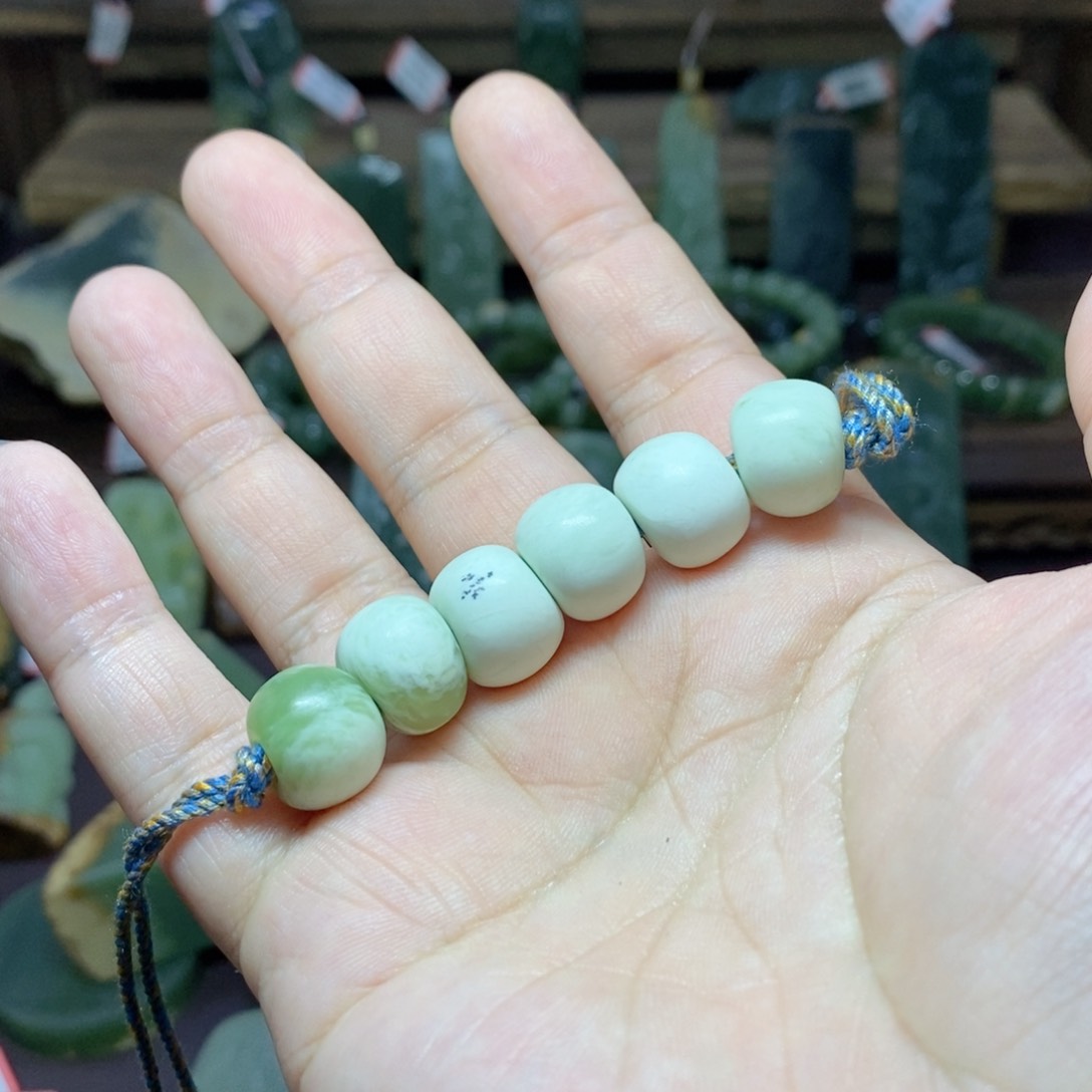 岫岩河磨玉（透闪石质玉）颈饰未镶嵌随*