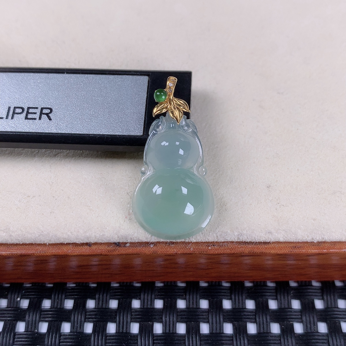 缅甸天然翡翠冰种18k金镶嵌葫芦吊坠尺寸：25.3×13×6.4mm