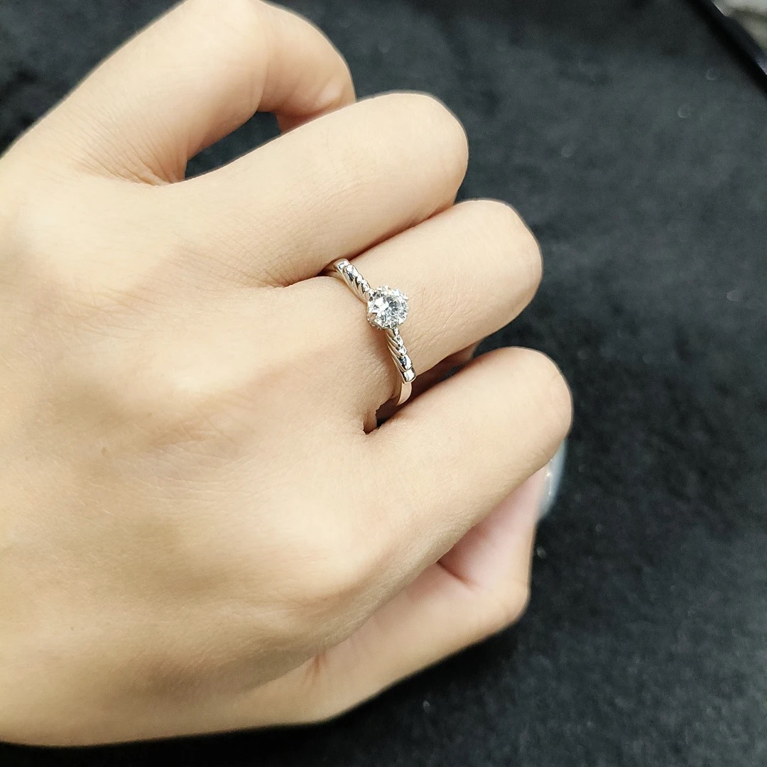 3.92克重金23分六爪款PT950铂金天然钻石戒指