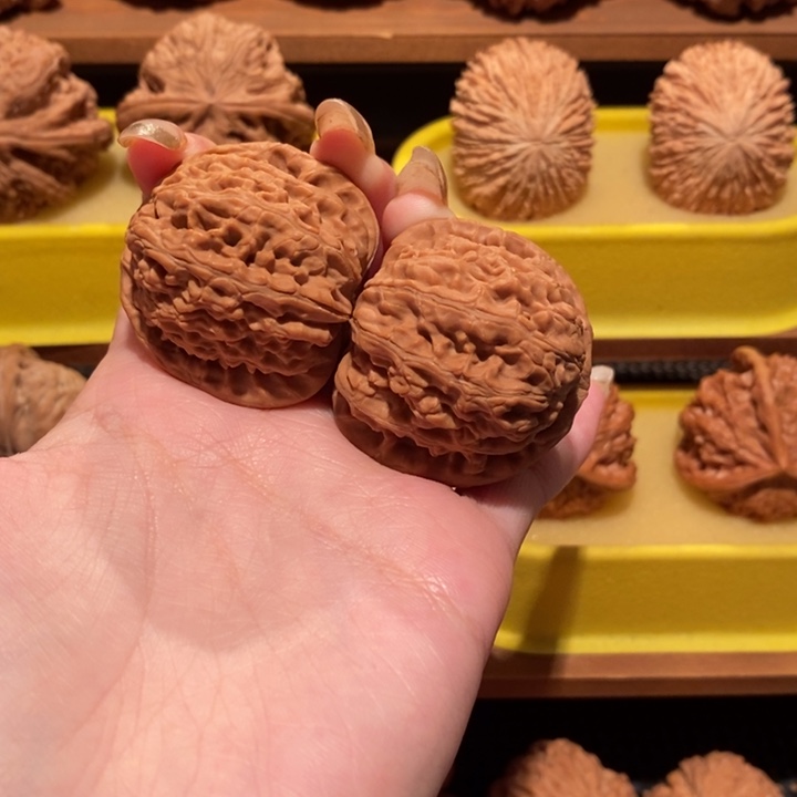 文玩核桃吊坠白狮子