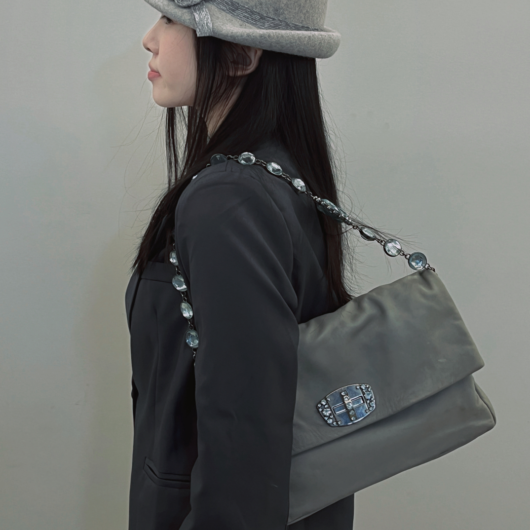 95新 MIU MIU/缪缪 LL 新款水泥灰宝石链条大号垃圾袋单肩包